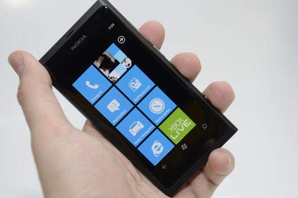 Kern des Lumia 800 ist naturgemäß das neue Betriebssystem. Wer schon einmal Windows Phone genutzt hat, wird sich gleich zuhause fühlen. Die Anpassungen, die Nokia vorgenommen hat, nehmen sich sehr moderat aus und beschränken sich vorrangig auf ein paar Apps. Für Österreich sind das "Nokia Karten", "Nokia Navigation" und "Nokia Musik".