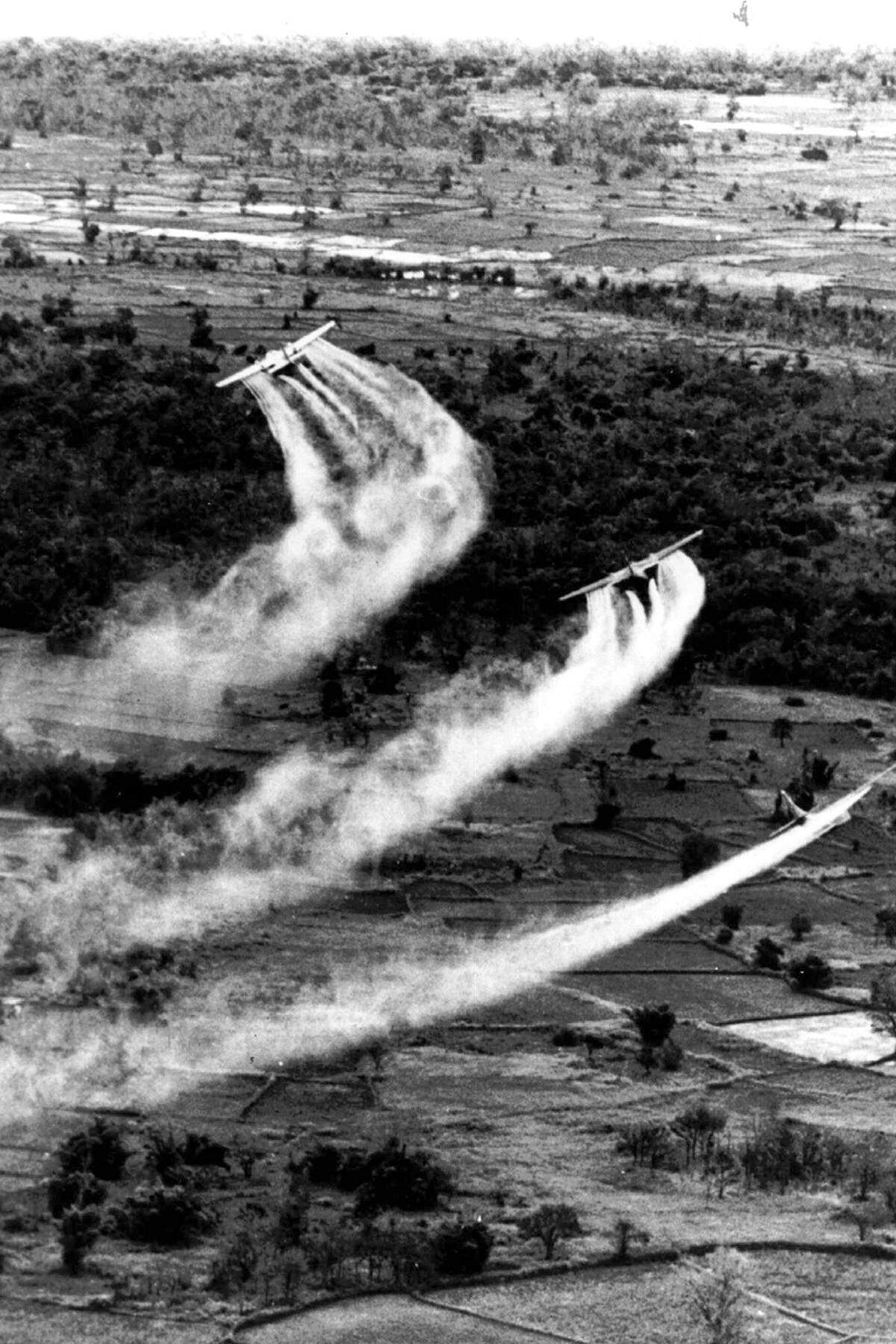 US-Flugzeuge versprühen fortan 72 Millionen Liter hochgiftiger Entlaubungsmittel wie „Agent Orange", um den Feind aus der Deckung zu zwingen. Die Folge: Krebs und Missbildungen bei Neugeborenen. Daneben werden mehr als 13 Millionen Tonnen Bomben abgeworfen. Doch die zahlenmäßige und technologische Überlegenheit der USA ist gegen die Guerilla-Taktik der Nordvietnamesen ineffektiv.