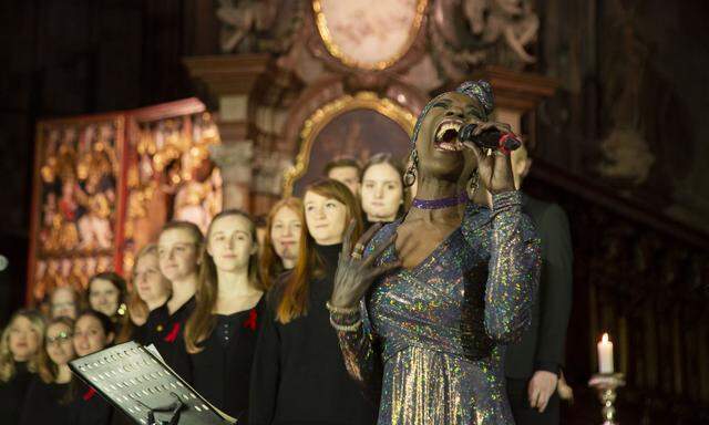 „And the Angels Sing“: Dorretta Carter bewegte im Stephansdom auch die Gäste zum Mitsingen.