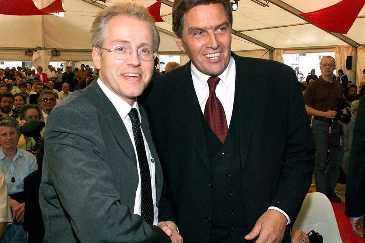 Seine politische Karriere begann Martin 1999. Damals ernannte ihn die SPÖ zum parteilosen Spitzenkandidaten. Seither war er ununterbrochen Mitglied des Europäischen Parlaments. Hans-Peter Martin und der damalige SPÖ-Chef Viktor Klima beim EU-Wahlkampfauftakt.