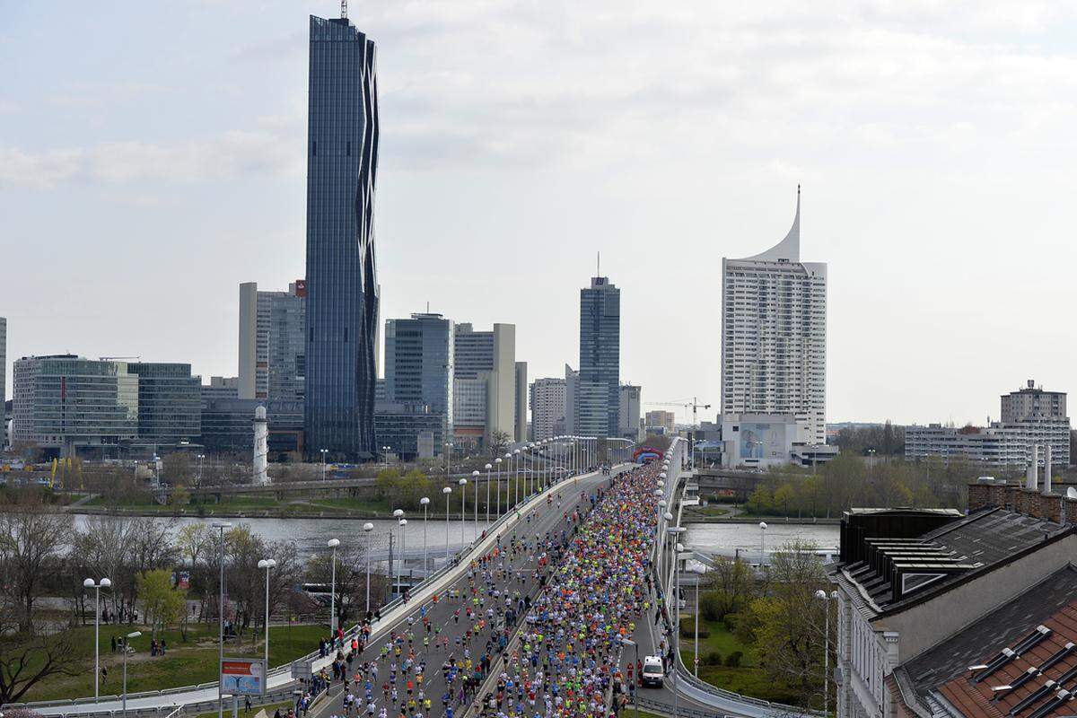 Der Wien Marathon ist am Sonntag bei sehr gutem Wetter gestartet. Mehr als 42.000 aktive Läufer und etwa 400.000 Zuschauer kamen zum Laufevent.