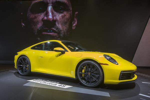 Porsche löst sein Nummer-Eins-Pferd ab. Der neue 911er ist mit jede Menge technischen Schnick-Schnack ausgerüstet. Der "Wet-Mode" unterstützt neuerdings bei regennasser Straße.