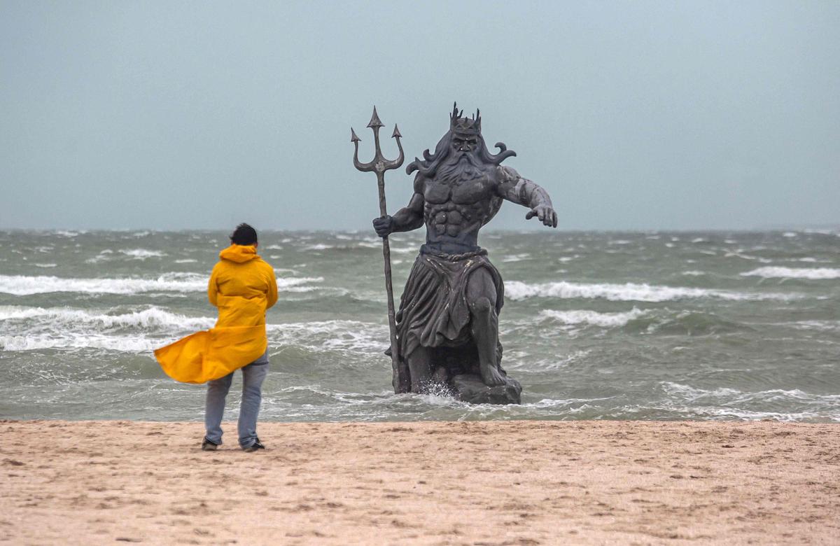 6. Juli. Poseidon-Statue auf der mexikanischen Halbinsel Yucatan während des Wirbelsturms „Beryl“.