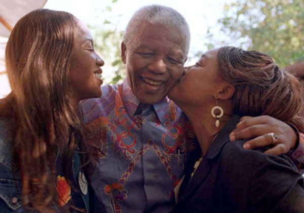 Ruhm, Luxus und Oberflächlichkeiten ihres Jobs reichen ihr nicht. Campbell setzt sich bald gegen Armut und Ungerechtigkeit auf der Welt ein, trifft sich mehrmals mit Nelson Mandela (siehe Bild) und unterstützt seine Projekte.