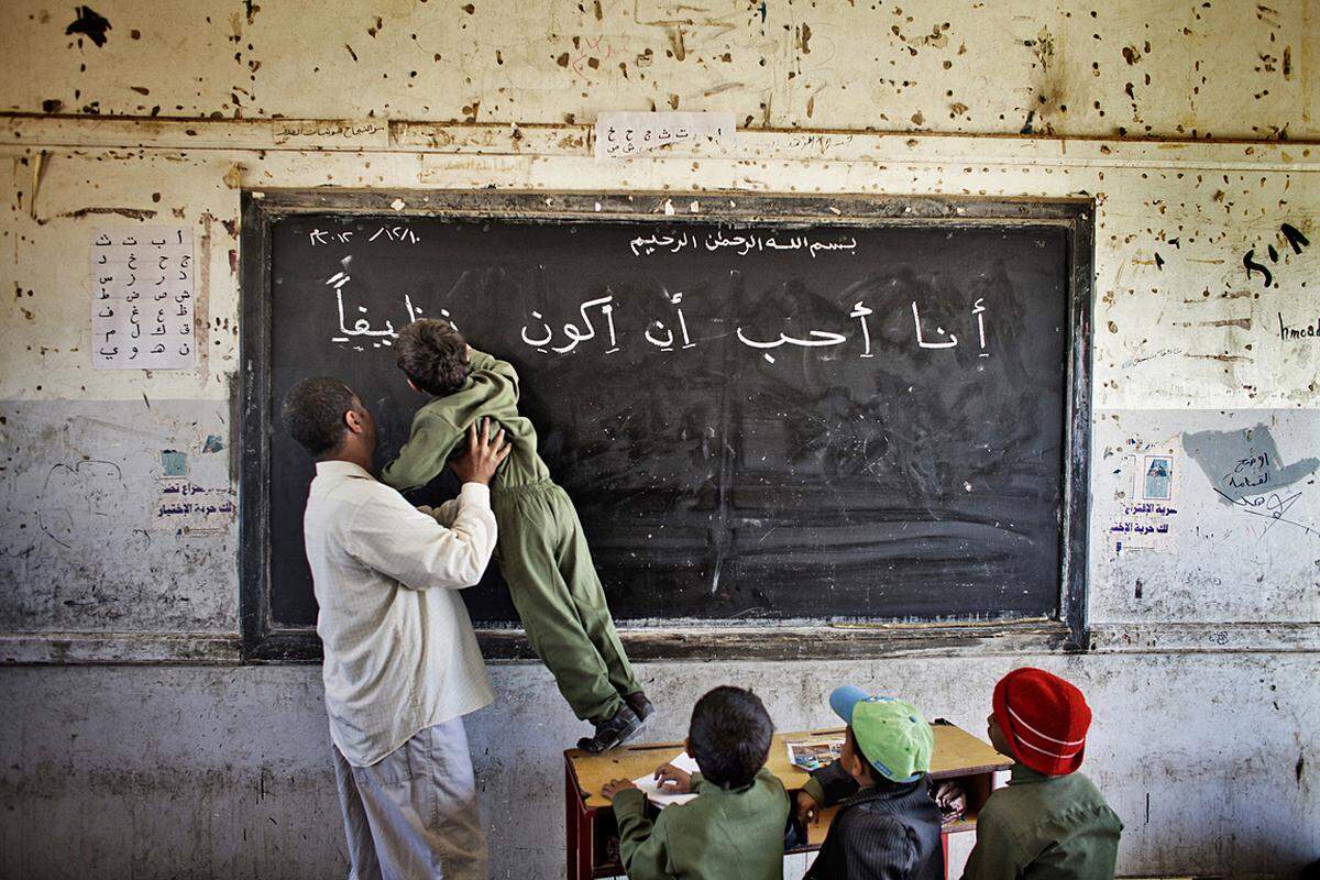 Jemen, 2012Die Hälfte der Bevölkerung im Jemen ist nicht älter als 15 Jahre. Die Analphabetenquote der über 15-Jährigen liegt bei 35 Prozent. Zwar steigen die Ausgaben der Regierung für Bildung, doch fehlt es an Infrastruktur und an Programmen,die Benachteiligung von Mädchen zu verringern.Foto: Laura Boushnak/Rawiya Collective