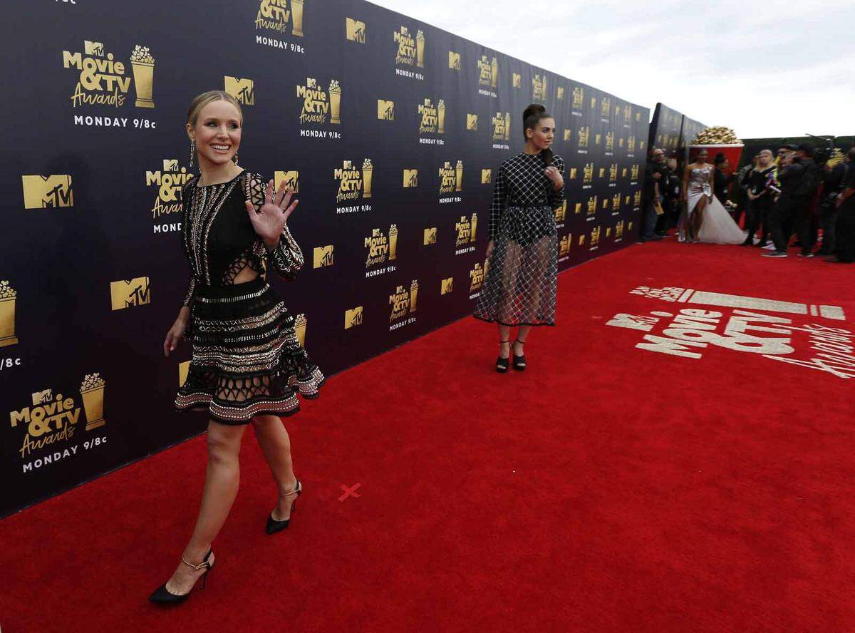 Kristen Bell in Julien Macdonald (links) und Alison Brie in Sandy Liang.