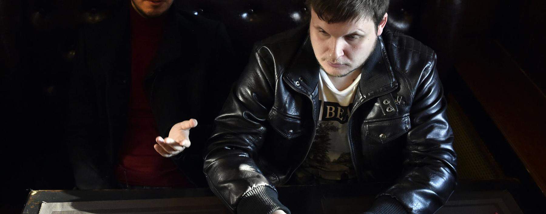 Hooligans des Humors: Wladimir Kusnezow (l.) und sein Kollege Alexej Stoljarow (r.) 2016 in einem Moskauer Café. 