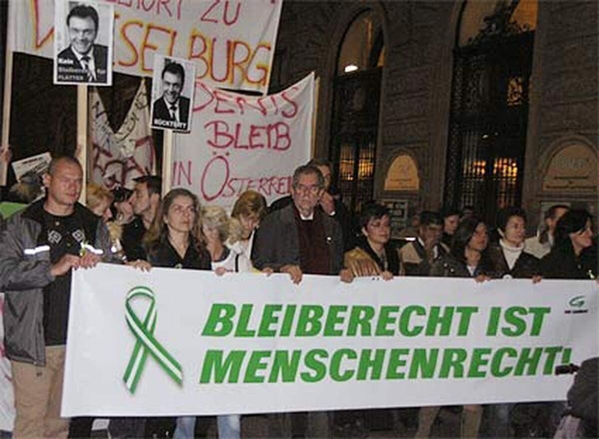 An der Spitze des Demo-Zuges: Die Grüne Parteispizte, allen voran Alexander Van der Bellen.