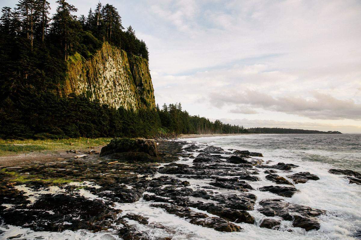 Haida Gwaii, das sind an die 200 Inseln im Pazifik vor der Westküste Kanadas. Darauf leben an die 4800 Menschen, von denen etwa die Hälfte Haida sind, Ureinwohner, eine der First Nations Kanadas. 2009 sandten sie in einem feierlichen Akt der kanadischen Regierung ihren englischen Namen Queen Charlotte Islands zurück und nahmen ihren alten an. Haida Gwaii heißt das Archipel jetzt wieder: Inseln der Menschen.