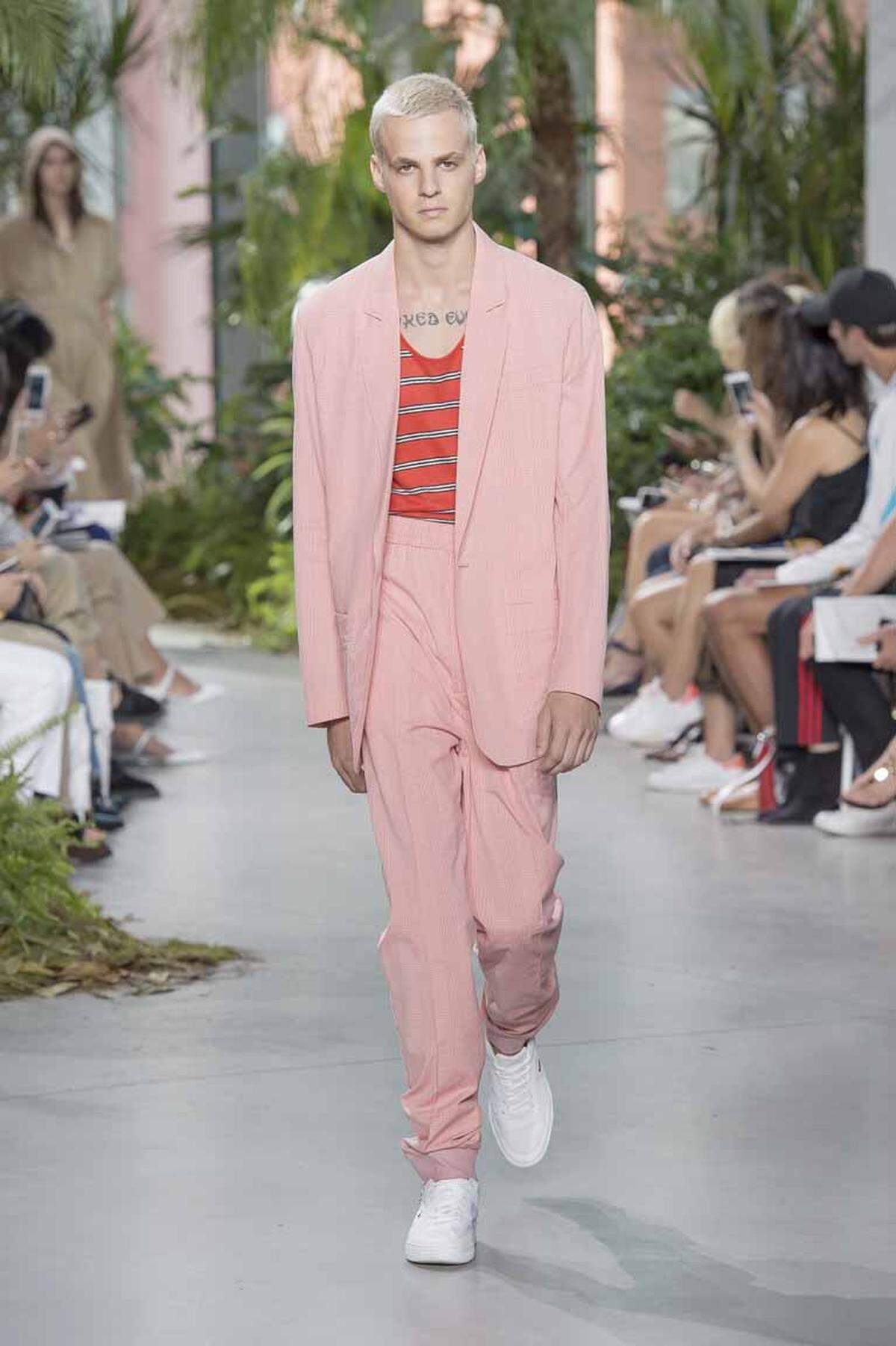 Pink ist das neue Schwarz, wenn man auf die Laufstege der großen Designer blickt. Auch Männer können zum rosaroten Anzug greifen, wenn es nach Lacoste geht.