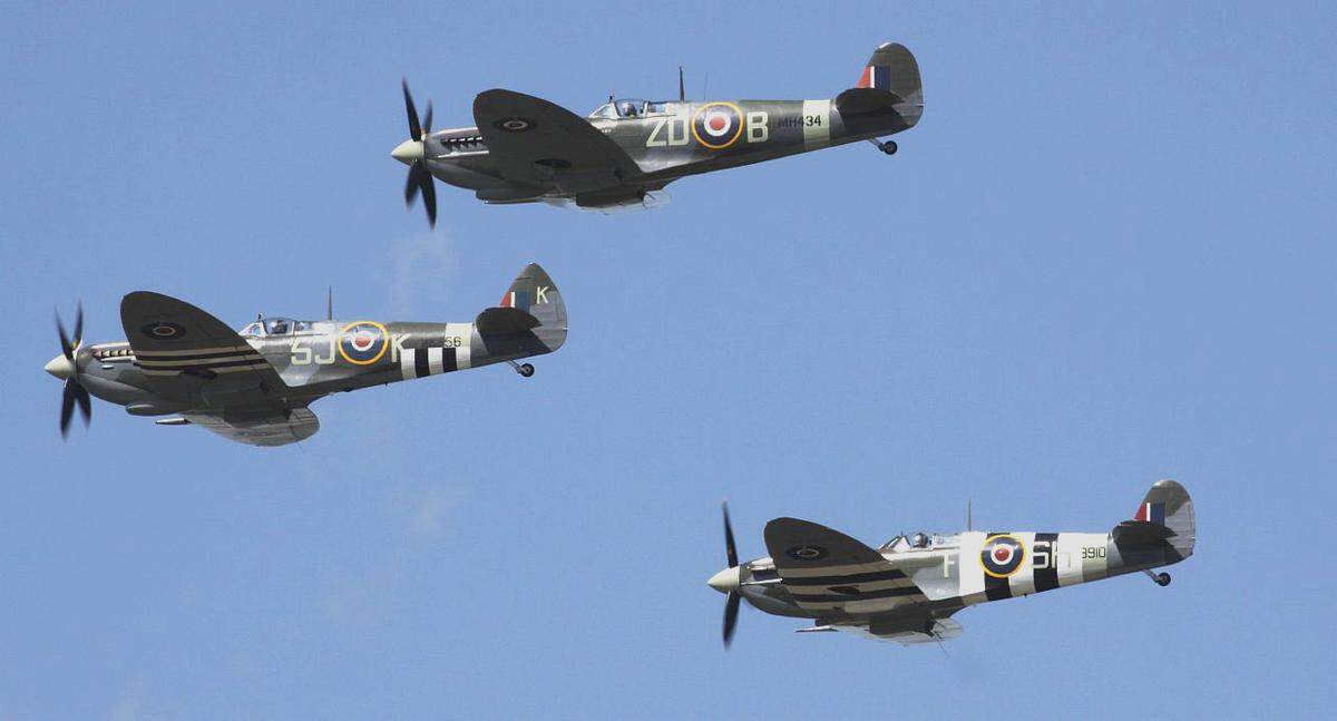 Die insgesamt 13 fliegenden Spitfires und Hurricanes (auch in Versionen nach 1940) kommen vom "Battle of Britain Memorial Flight" (einer aktiven Traditions-Einheit der RAF), von der Classic Fighter Collection in Duxford nahe Cambridge sowie von etlichen betuchten privaten Haltern oder Vereinen, die Einzelstücke flugfähig erhalten.