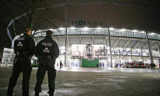 Die Bundesliga will sich dem Terror nicht beugen, schon am Wochenende sollen die deutschen Stadien wieder voll sein.
