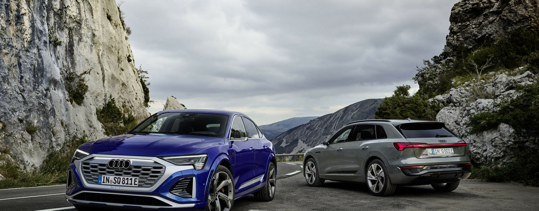 Audi SQ8 Sportback e-tron quattro in Ultrablau Metallic und Audi Q8 e-tron quattro in Chronosgrau Metallic