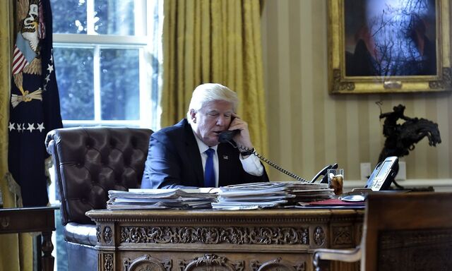 Trump mit Putin am Telefon.