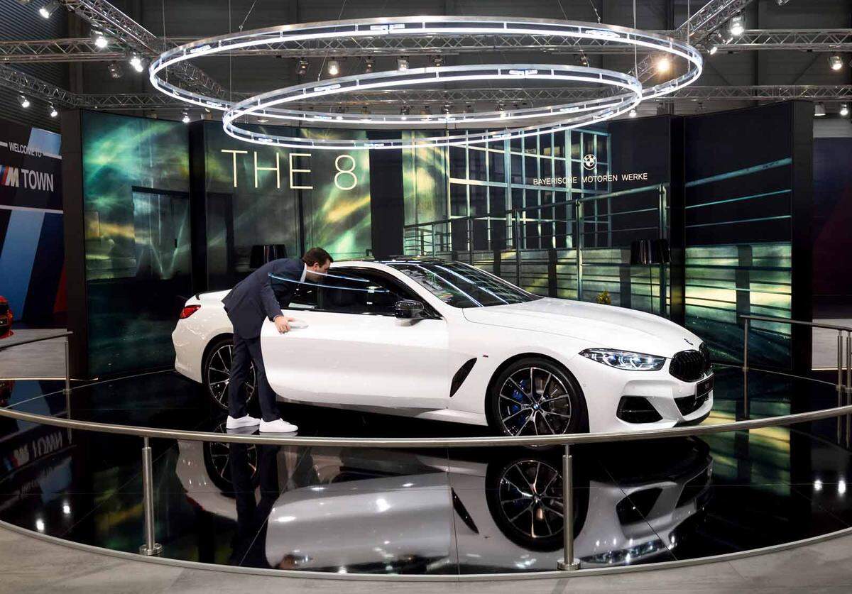 BMW krönt seinen Messeauftritt mit dem 8er, der bei der Marke wieder für große Klasse steht: Hinreißend gezeichnet, massiv motorisiert mit 530-PS-V8, opulent ausgestattet, verschwenderisch zweitürig - viel tollere Coupés haben auch die exotischen Edelschmieden nicht zu bieten.