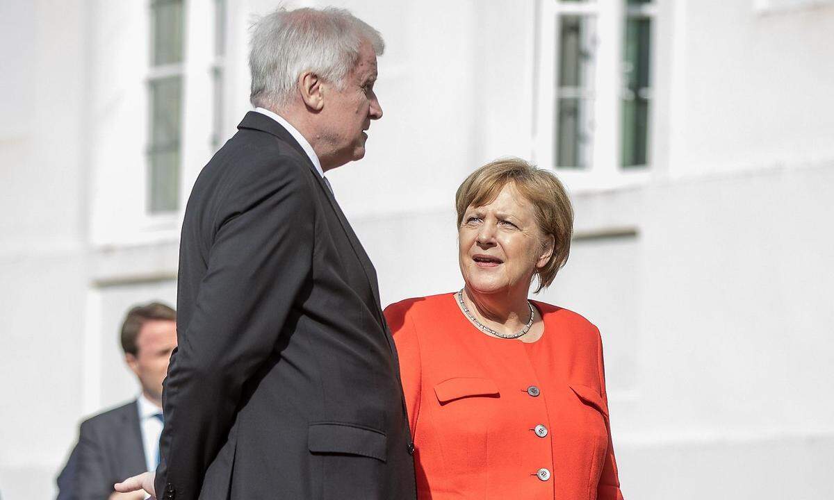 18. Juni 2018: Eine Einigung sieht anders aus. Seehofer gibt Merkel eine Frist bis Ende Juni eine europäische Lösung der Migrationskrise zu finden. Schon jetzt will er an den Grenzen aber all jene abweisen, die bereits einmal - mit Einverständnis des Ziellandes - aus Deutschland abgeschoben worden waren, und jene, die mit einem Einreiseverbot belegt sind.