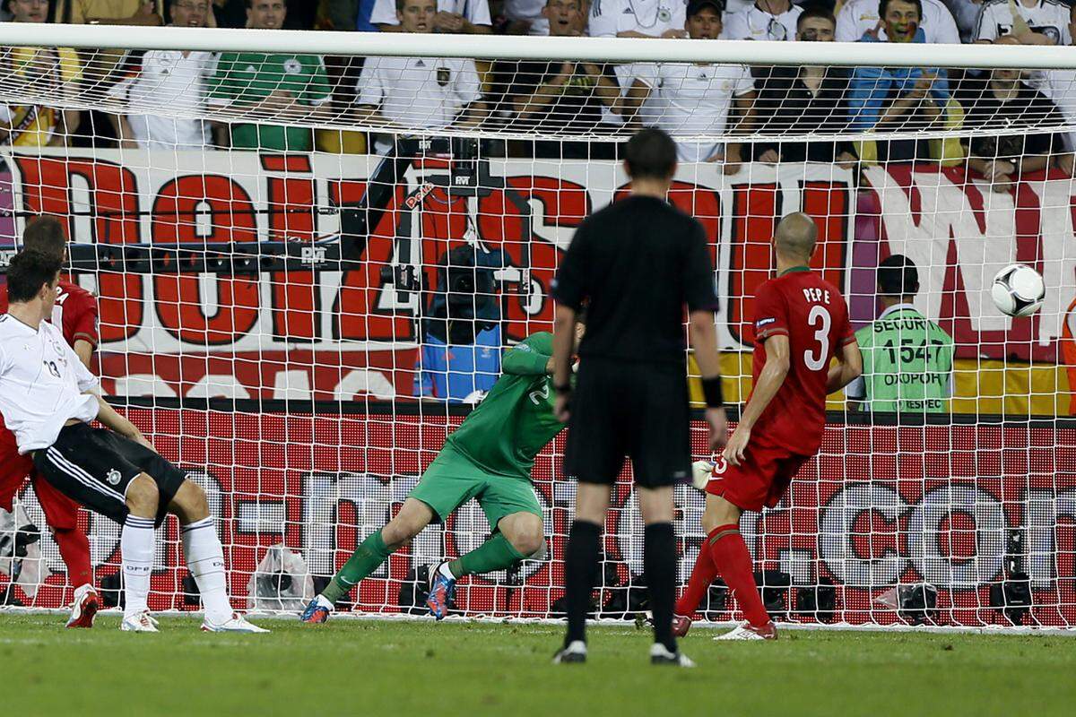 ... der Bayern-Stürmer in Weltklasse-Manier zum 1:0 ins lange rechte Eck.