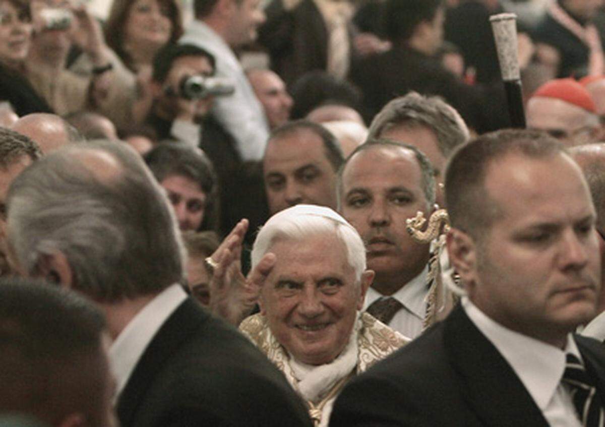 Der Papst bei der Abendmesse. Immer dabei: Bodyguards, die einen Anschlag auf das Kirchenoberhaupt verhindern sollen. Ein Großaufgebot von 60.000 Sicherheitskräften soll den Papst bei seinem Besuch schützen.