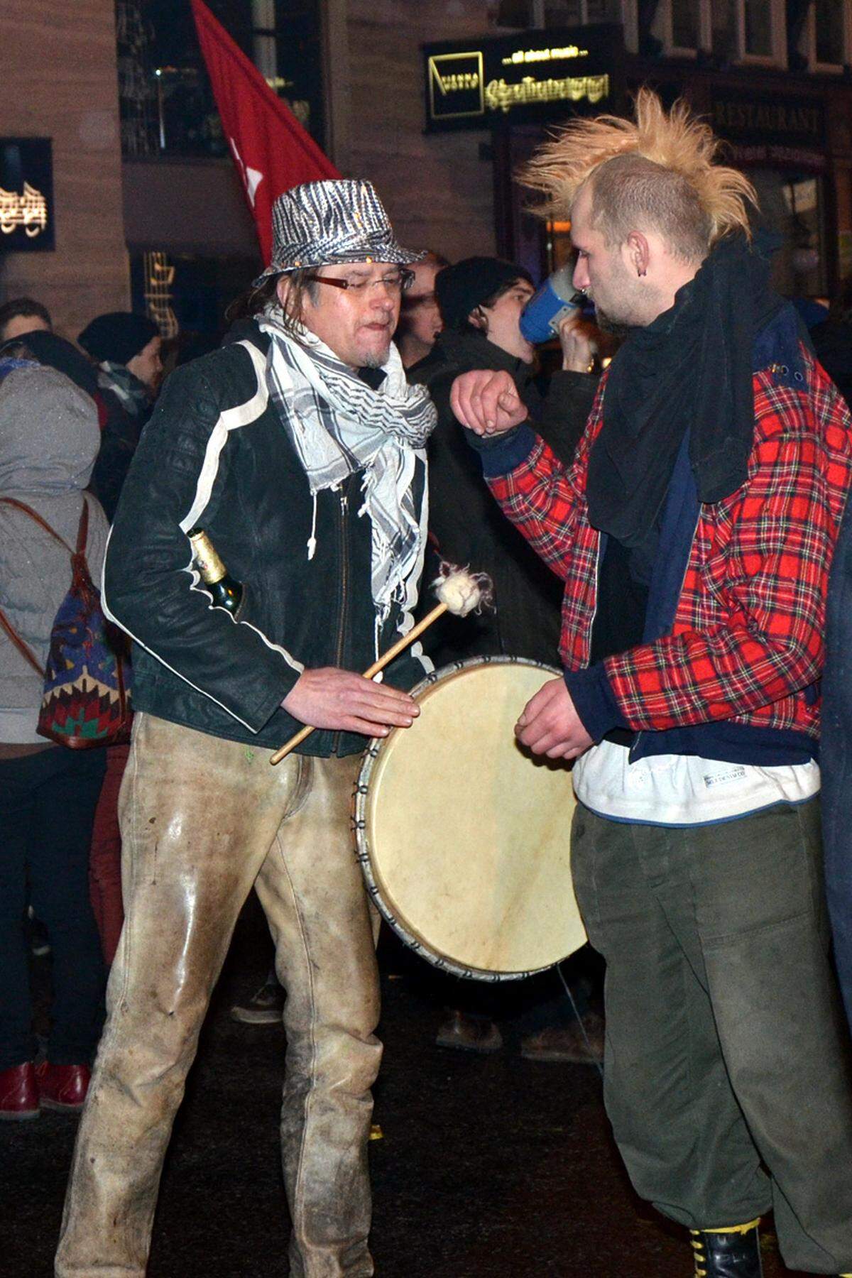 Gegen 21.20 Uhr beginnt es leicht zu regnen. Einige der Demonstranten ziehen ab, den Ring entlang bilden sich immer wieder Grüppchen. Am Graben sind die Teilnehmer dagegen beharrlicher: Sie trommeln weiter gegen Faschismus.