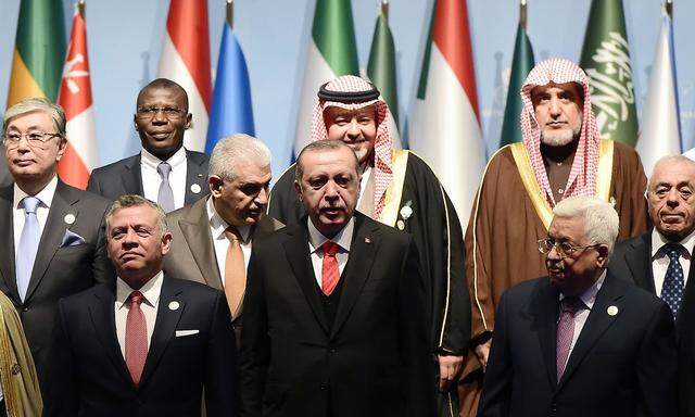 Präsident Erdogan (Mitte) mit seinen Gästen beim OIC-Gipfel