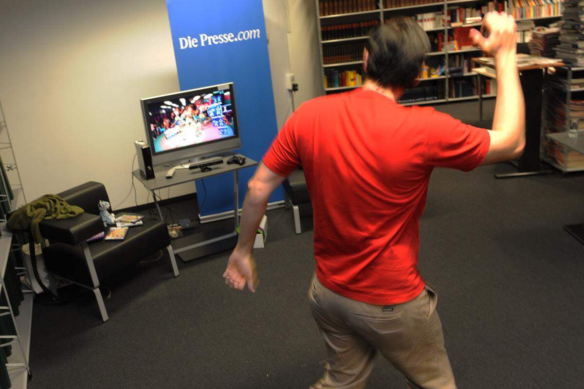 Das ultimative Kinect-Spiel fehlt noch. Ein guter Ansatz ist "Your Shape", das zeigt, wie man Bewegungen ohne Verzögerungen umsetzen kann. "Kinectimals" fällt in eine Nische, "Kinect Sports" macht Spaß, das aber eher nur in der Gruppe. Allgemein sind die Titel aber klar an Gelegenheitsspieler gerichtet. Das kommende "Fighters Uncaged" von Ubisoft könnte dank Prügel-Action eventuell auch "klassische" Spieler hinterm Ofen hervorlocken.