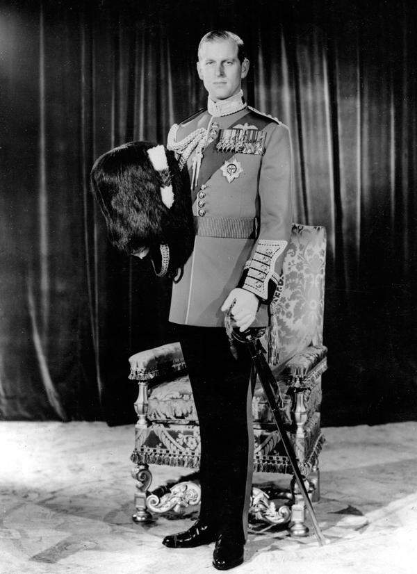 Vor der Hochzeit musste er seine Nationalität aufgeben und seinen Namen ablegen. Aus Battenberg wurde Mountbatten. Dafür bekam er neue Titel zugesprochen: Herzog von Edinburgh etwa und "His Royal Highness" - Seine Königliche Hoheit.  