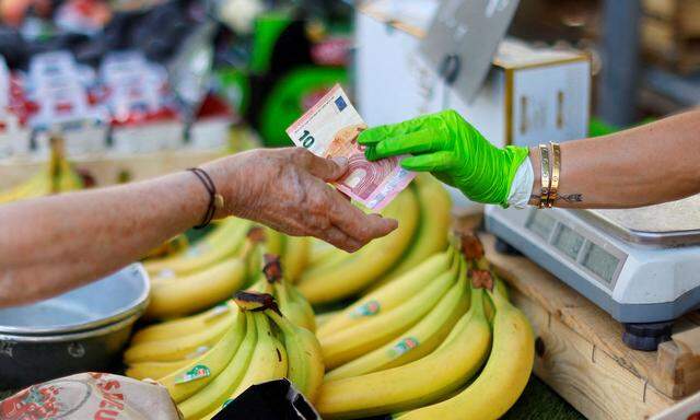 Archivfoto:  Am Markt in Nizza wird mit einem Zehn-Euroschein bezahlt.