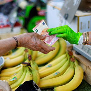 Archivfoto:  Am Markt in Nizza wird mit einem Zehn-Euroschein bezahlt.