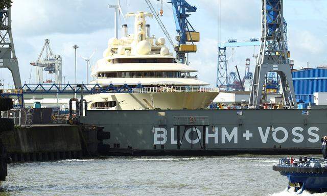 Die Jacht Dilbar liegt am Dienstagmittag im Trockendock Elbe 17 der Werft Blohm