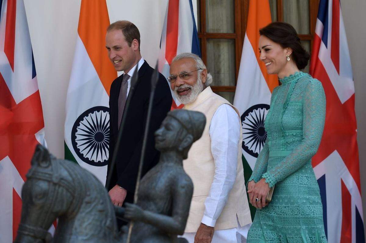 Das royale Paar befindet sich auf einer einwöchigen Tour durch Indien und Bhutan. Modi empfing den königlichen Besuch im imposanten Hyderabad-Haus in Neu Delhi. Das ausladende Gebäude war - wie viele Regierungsgebäude in der indischen Hauptstadt - noch von den britischen Kolonialherren erbaut worden, ehe Indien 1947 die Unabhängigkeit erlangte.