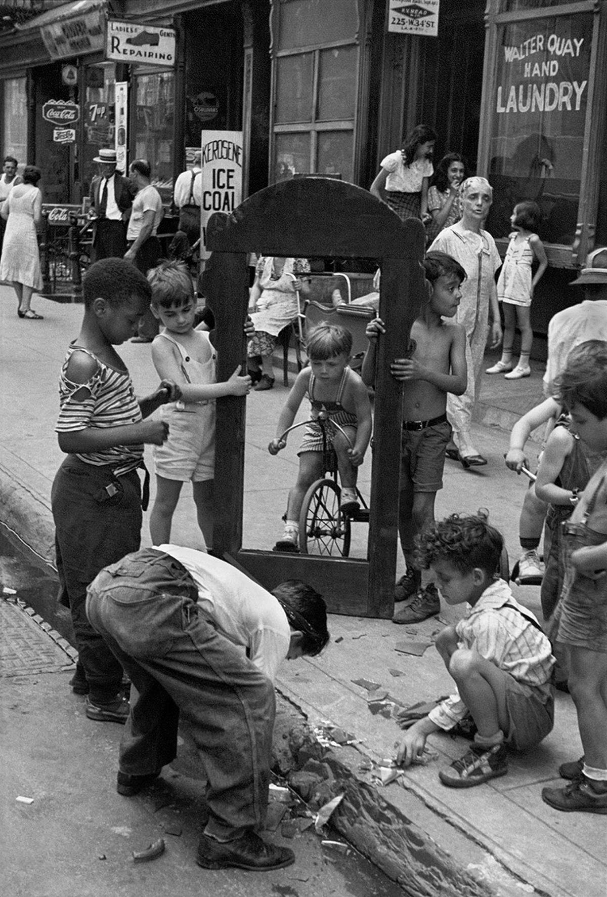 Ihr großes Thema waren die Kinder auf New Yorks Straßen. Levitt zeigte sie aber nie als Opfer, sondern meist spielend, wie sie sich so der Stadt bemächtigten mit einfachsten Mitteln. Helen Levitt: New York, 1940