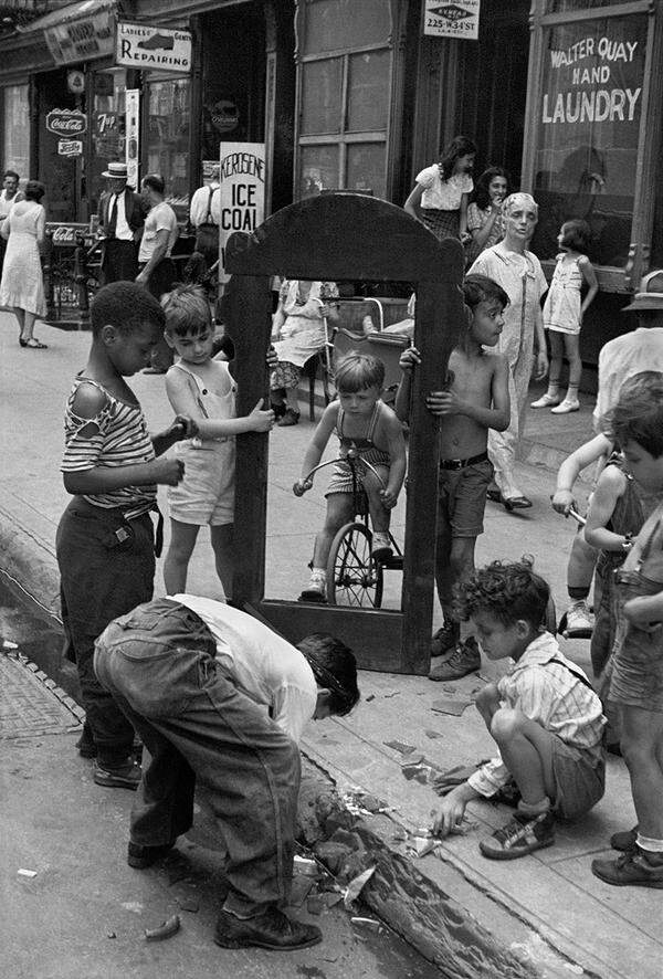 Ihr großes Thema waren die Kinder auf New Yorks Straßen. Levitt zeigte sie aber nie als Opfer, sondern meist spielend, wie sie sich so der Stadt bemächtigten mit einfachsten Mitteln. Helen Levitt: New York, 1940