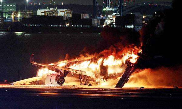Der A350 der Japan Airlines ging bei der Landung in Flammen auf.