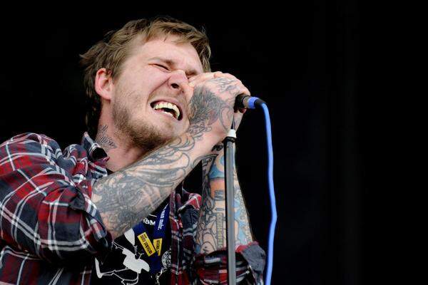 Im schwülen Nachmittagswetter rockten The Gaslight Anthem - die Band aus New Jersey um den vieltätowierten Sänger Brian Fallon, gemeinhin als die punkigen Erben Bruce Springsteens tituliert, gastierte mit neuem Album im Gepäck: Am Freitag erschien die erste Single "45", die die Band natürlich auch live performte, die Platte "Handwritten" erscheint Ende Juli.