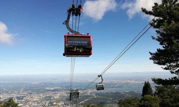 In Jiujiang steht die erste Dreiseilbahn Chinas. Die Bahn, Type 30-TGD Lushan, transportiert Touristen nach Lushan und überquert dabei "Unesco-Gebiet".