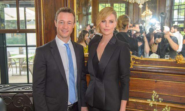 Kanzleramtsminister Gernot Blümel mit der Schauspielerin Charlize Theron vor dem diesjährigen Sommernachtskonzert in Schönbrunn.