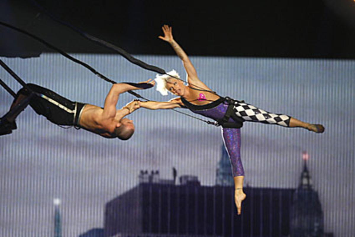 In luftigen Höhen sang Pink "Sober".