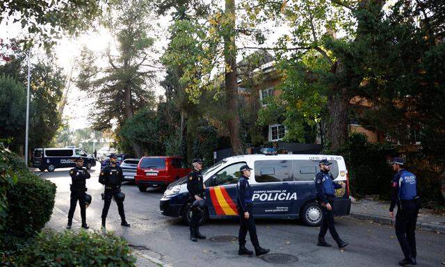 Die "Policía Nacional" riegelt nach dem Fund der Briefbombe die Zone um die ukrainische Botschaft ab.