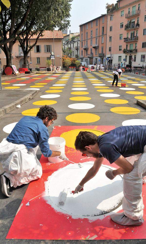 Mailand. Bunte Kreise statt parkender Autos: Die Piazza ­Angilberto wurde mit Unterstützung von Bloomberg Associates umgestaltet.