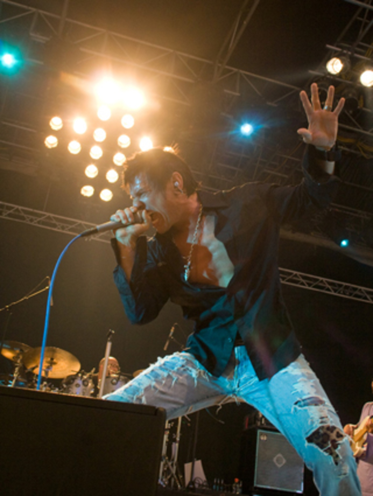 Dass sie sich mit Densmore nicht gut vertragen, zeigte auch die Bandvorstellung. Denn nur für Jim Morrison gab es einen kurzen Gedenkmoment.  Dessen Stelle bzw. dessen Aufgabe übernimmt seit kurzem Miljenko Metijevic, auch bekannt als Sänger von "Steelheart". Der Kroate erinnert optisch zwar eher an einen DJ aus Mallorca, erfüllt seine Aufgabe aber brillant: Mit nur wenig Phantasie glaubt man, tatsächlich Jim Morrison zu hören.