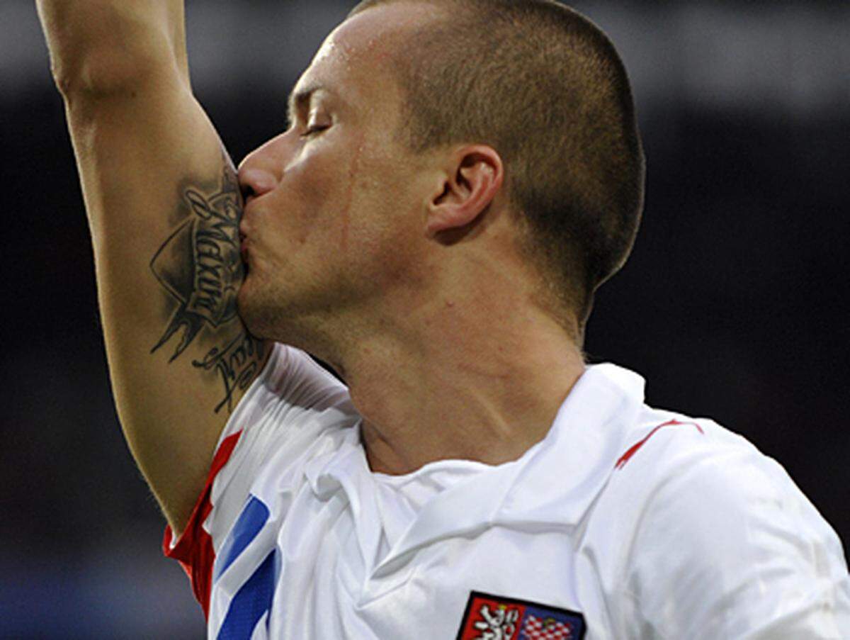 Auch der tschechische Fußballspieler Vaclav Sverkos hat sich stechen lassen, allerdings aus einem tragischen Grund: sein Sohn starb bei der Entbindung. Sverkos ließ sich  „Maxim forever in my heart“ auf seinen Oberarm tätowieren.