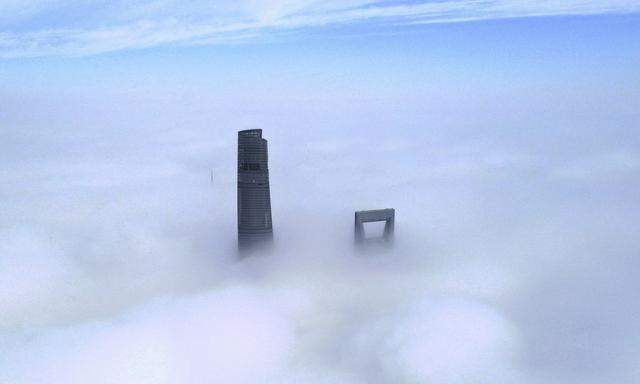 Der Shanghai Tower, das dritthöchste Gebäude der Welt, ragt aus Smog und Nebel.