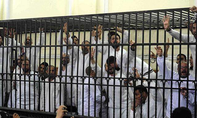 Eine Gruppe inhaftierter Muslimbrüder vor Gericht 