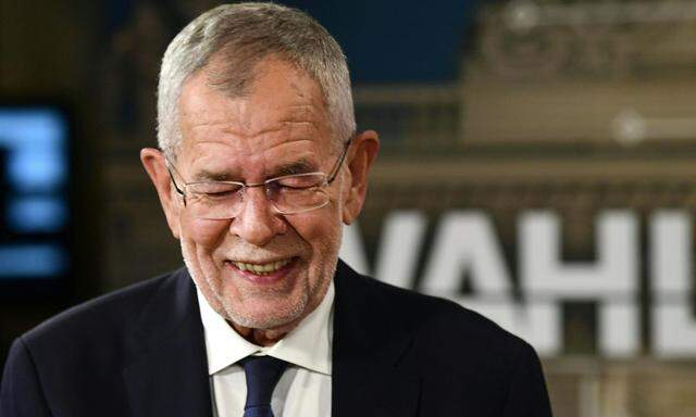 Alexander Van der Bellen wird zum "soliden Sieg" bei der Präsidentenenwahl gratuliert. 