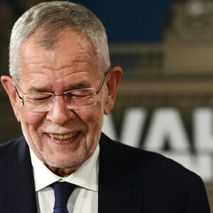 Alexander Van der Bellen wird zum "soliden Sieg" bei der Präsidentenenwahl gratuliert. 