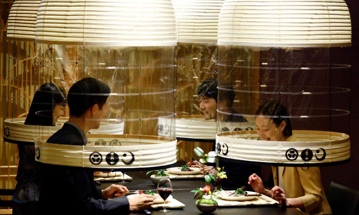 2. Februar. Hotelmitarbeiter in Tokio präsentieren die "Lantern Dining Experience", die es den Gästen ermöglichen sollte, ihre Mahlzeiten zu genießen und sich gleichzeitig vor der Ausbreitung des Coronavirus zu schützen. Gäste des Hotels Hoshinoya Tokyo, die 30.000 Yen (etwa 208 Euro) als Veranstaltungsgebühr zahlen, können andere einladen, mit ihnen unter den Trennwänden zu speisen.