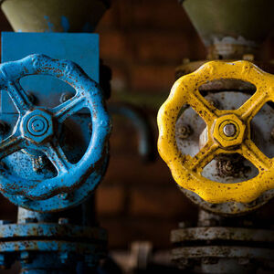 Gashahn, Oelhahn, in den Landesfarben der Ukraine. Dilemma Deutschlands wegen der Abhaengigkeit von russischem Gas und OeL