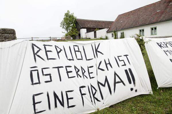 "Republik Österreich ist eine Firma!!": Mit Slogans wie diesen stellt die OPPT (One People's Public Trust)-Gruppe auf Plakate im niederösterreichischen Hollenbach ihre krause "Wahrheit" zur Schau.