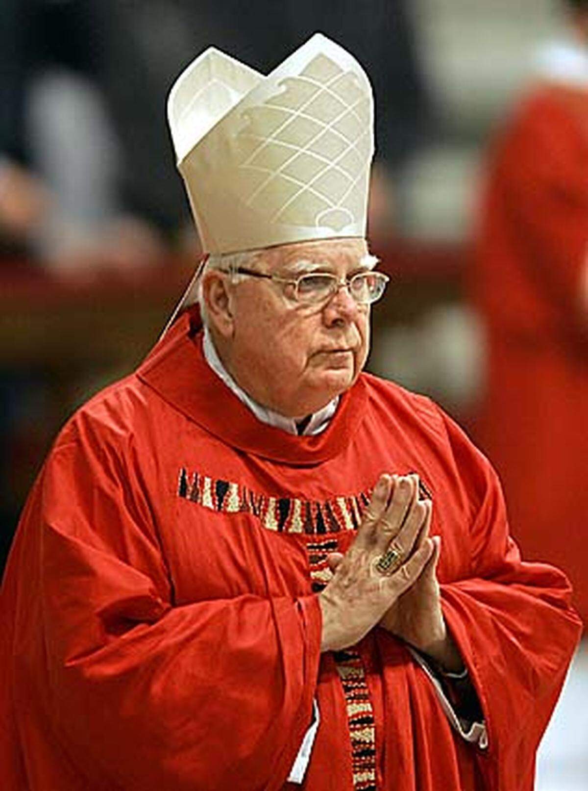 Der Bostoner Kardinal Bernard Law tritt zurück. Ihm wird vorgeworfen, Täter in andere Gemeinden versetzt zu haben, um Missbrauchsfälle zu vertuschen.