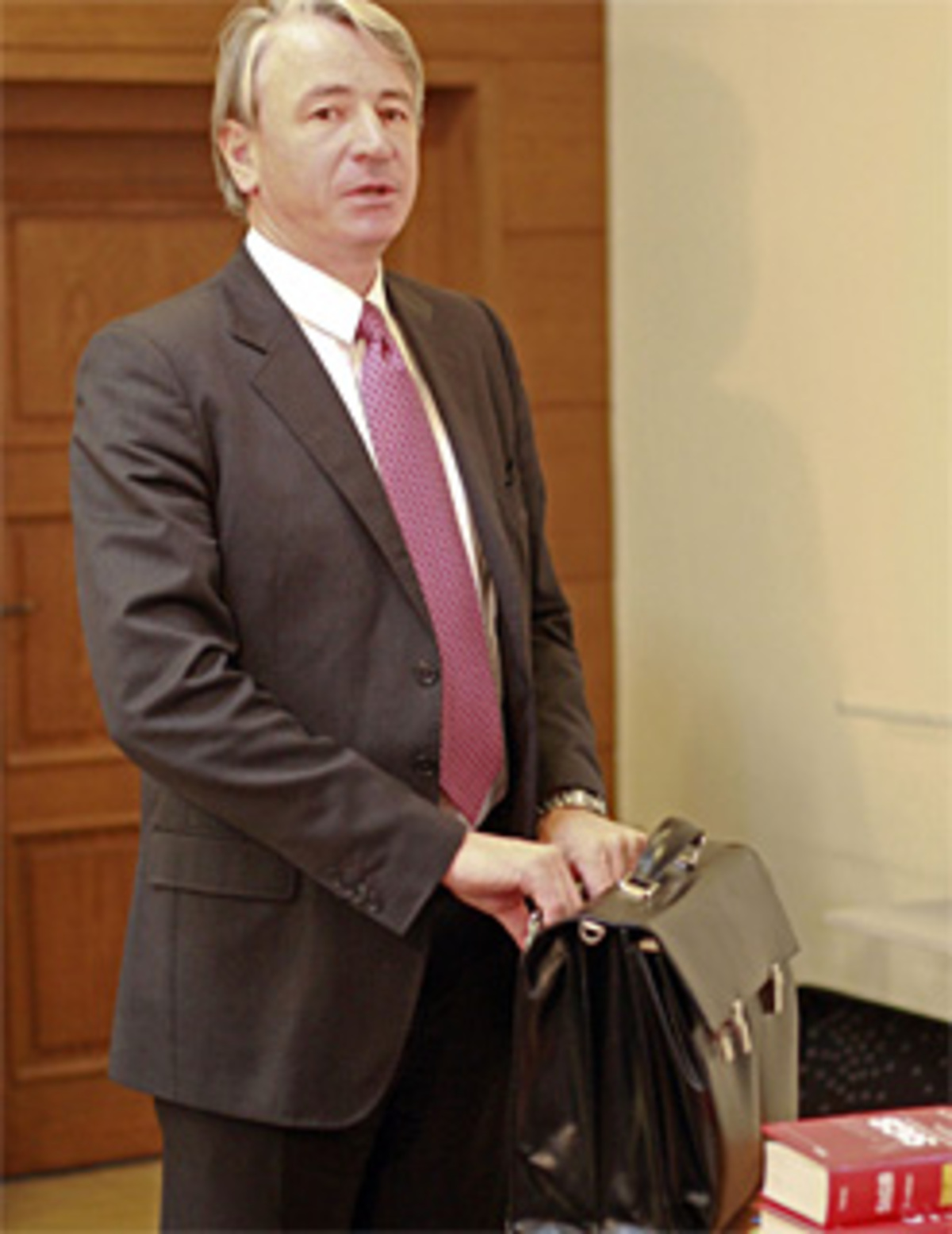 Von "Die Presse" auf den Vergleich zu den Spekulationsverlusten der Bawag angesprochen, wehrte Kulterer 2007 ab: "Der Sachverhalt ist ja völlig unterschiedlich. Bei der Hypo war es ein Einmal-Ereignis. In der Bawag war die hochriskante Spekulation hingegen offenbar seit Jahren Teil der Geschäftsphilosophie."